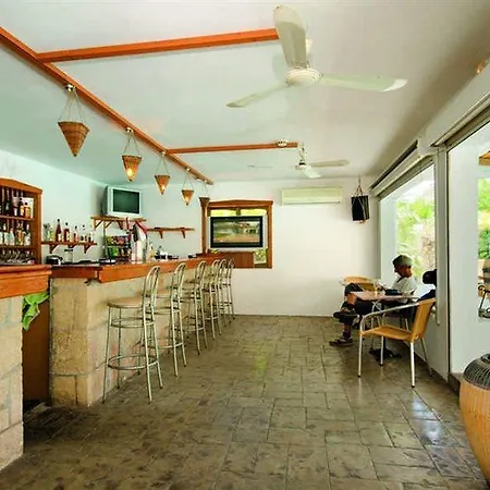 Coliseum & 3* Πεύκος