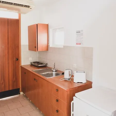 Coliseum & Ξενοδοχείο Πεύκος