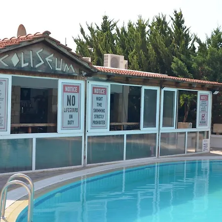 Coliseum & Πεύκος